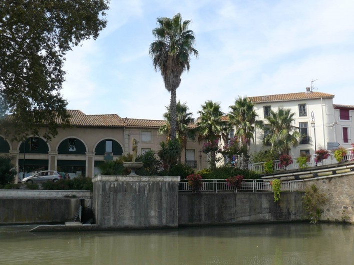Location de vacances - Chambre d'hôtes à Villeneuve-lès-Béziers - La Maison du Canal (à droite) dans son environnement : le Canal, les commerces