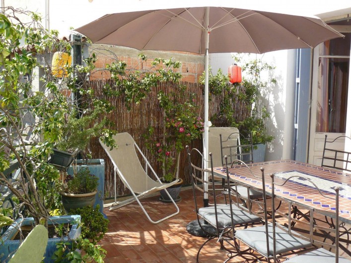 Location de vacances - Chambre d'hôtes à Villeneuve-lès-Béziers - La terrasse, à la disposition de la chambre du rez-de-chaussée