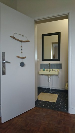 Location de vacances - Villa à Royan - le cabinet de toilette privatif pour la deuxième chambre