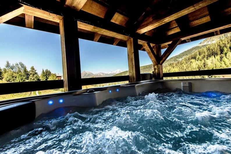 Location de vacances - Hôtel - Auberge à Mâcot-la-Plagne - Jacuzzi vue Mont Blanc