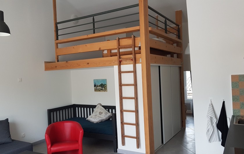 Location de vacances - Appartement à Charleval - le coin salon et la mezzanine de l'appart 5