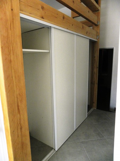 Location de vacances - Appartement à Charleval - le dégagement et son grand placard de rangement  de l'appart 5