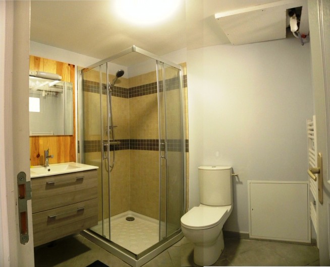 Location de vacances - Appartement à Charleval - la vaste salle d'eau de l'appart 5