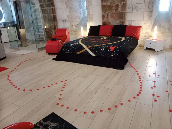 Location de vacances - Gîte à Ambrières-les-Vallées - Lit avec couette imprimée