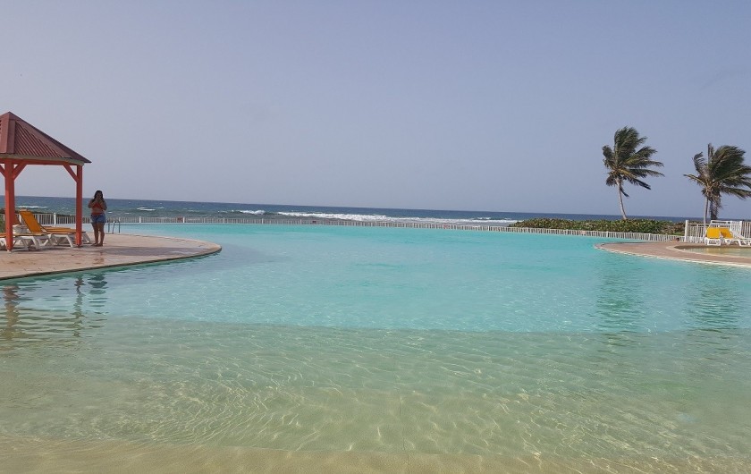 Location de vacances - Appartement à Saint-François - Piscine  à débordement avec vue sur Marie Galante