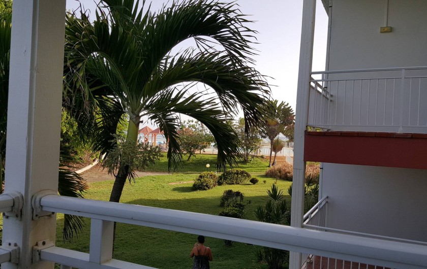 Location de vacances - Appartement à Saint-François - vue piscine sur la droite