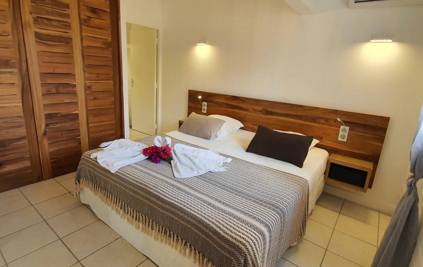 Location de vacances - Appartement à Saint-François - suite parentale avec son dressing et sa salle de douche wc