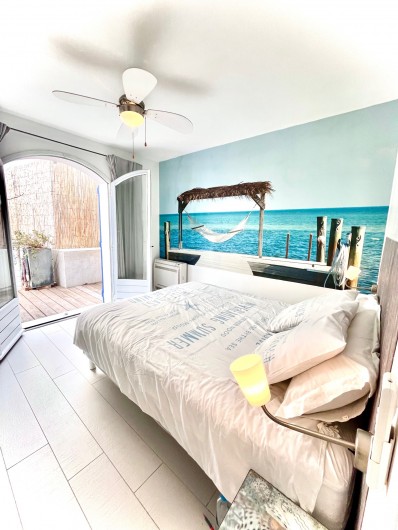 Location de vacances - Villa à Calvi - Barbecue, table, chaises, transats, parasol