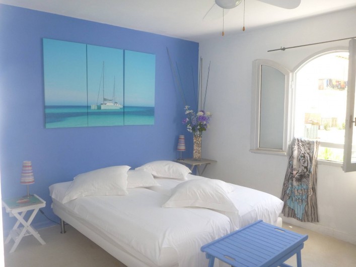 Location de vacances - Villa à Calvi - Chambres grands lit (2) Chambres 2 lits simples (2)