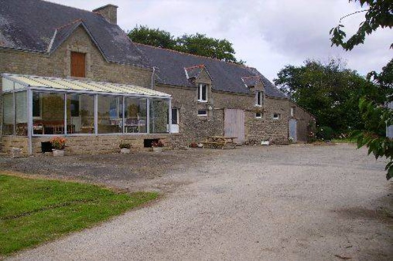 Location de vacances - Gîte à Bignan - vue exterieur maison et cour voie sans issue