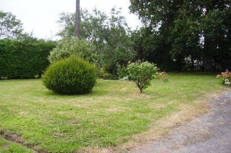 Location de vacances - Gîte à Bignan - vue sue terrain