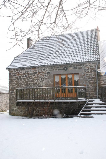 Location de vacances - Villa à Valuéjols - Terrasse arrière en hiver, avec salon de jardin l'été