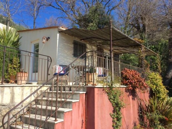 Location de vacances - Studio à Cabris - Vue d'ensemble du studio implanté dans le jardin de la villa