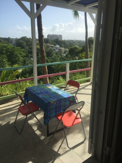 Location de vacances - Appartement à Les Abymes - Votre petit déjeuner sur la terrasse.