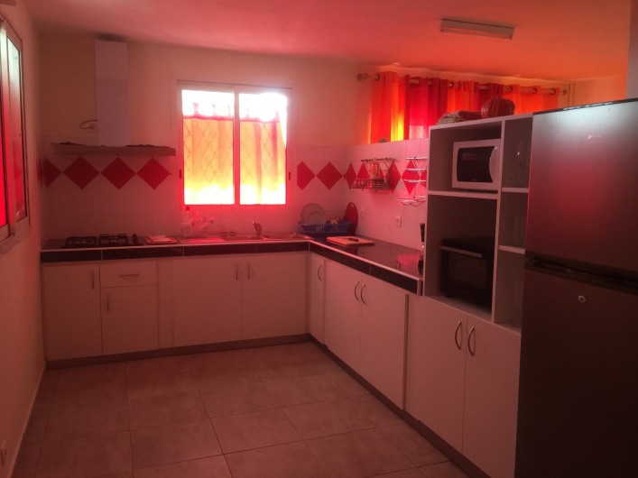 Location de vacances - Appartement à Les Abymes - La cuisine bien équipée.