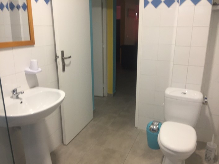 Location de vacances - Appartement à Les Abymes - Mail il y a aussi un coin toilette en plus de la salle de bain.