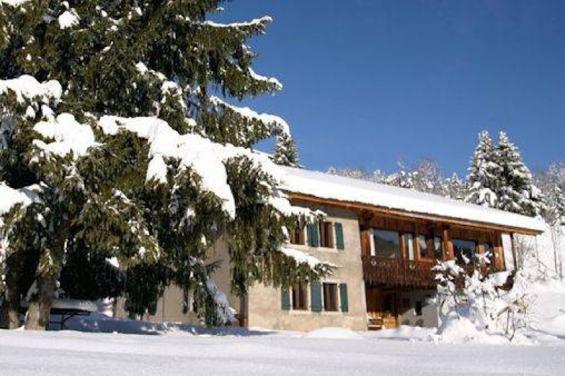 Location de vacances - Chalet à Les Gets - La Ferme du Crinaz vue d'hiver
