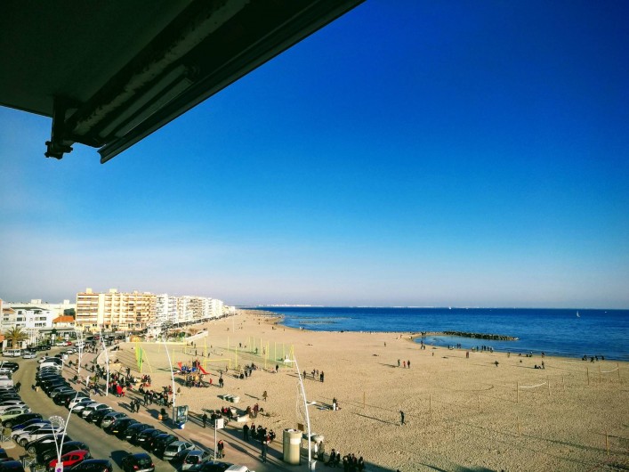 Location de vacances - Appartement à Palavas-les-Flots - Vue du balcon vers  la gauche (photo prise hors saison)