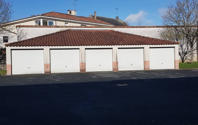 Location de vacances - Appartement à Les Herbiers - Garage  portail central