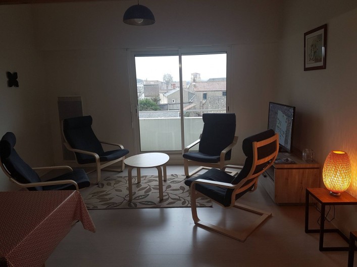 Location de vacances - Appartement à Les Herbiers - Espace salon avec  vue sur Église des herbiers