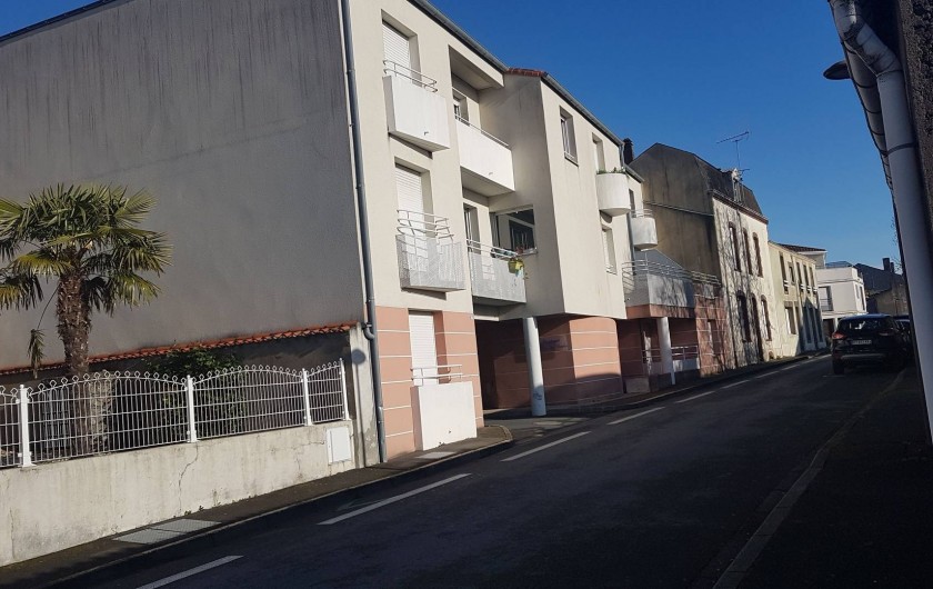Location de vacances - Appartement à Les Herbiers - vue immeuble  depuis la rue