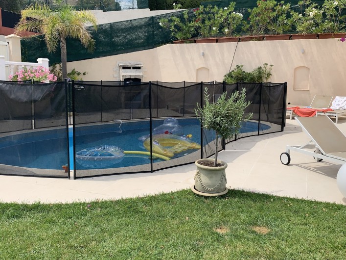 Location de vacances - Villa à Cagnes-sur-Mer - sur demande, un barriere textile peut etre installée. Fence available for pool