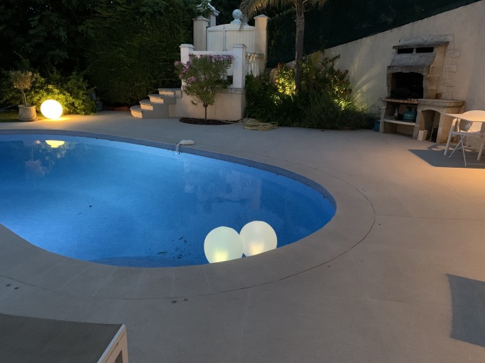 Location de vacances - Villa à Cagnes-sur-Mer - la piscine la nuit Pool at night