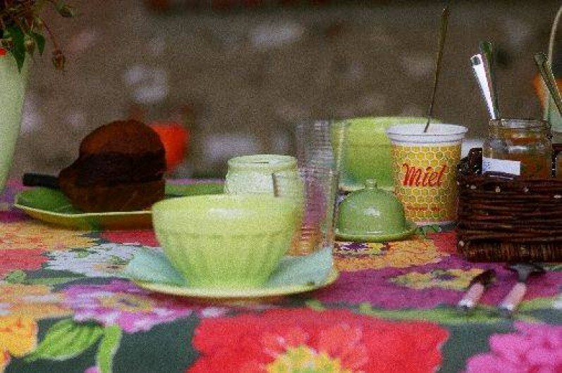 Location de vacances - Chambre d'hôtes à Les Andelys - Un petit déjeuner sous la tonnelle sur la terrasse