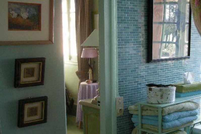 Location de vacances - Chambre d'hôtes à Les Andelys - La salle de bains des "Hortensias" en lumière naturelle