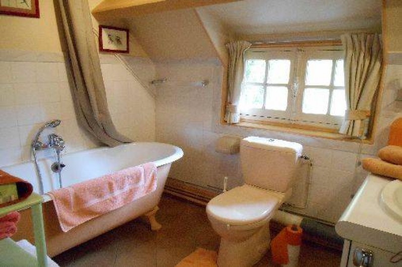 Location de vacances - Chambre d'hôtes à Les Andelys - La salle de bains des "Jonquilles" en lumière naturelle