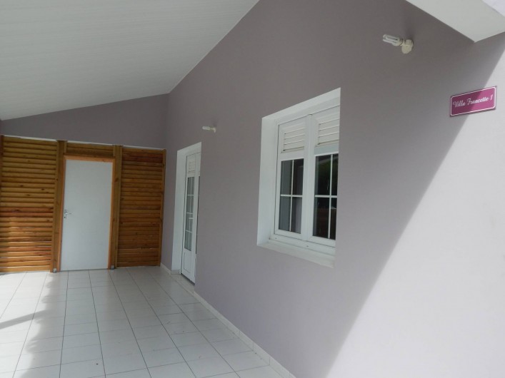 Location de vacances - Villa à Sainte-Anne - véranda appartement 1