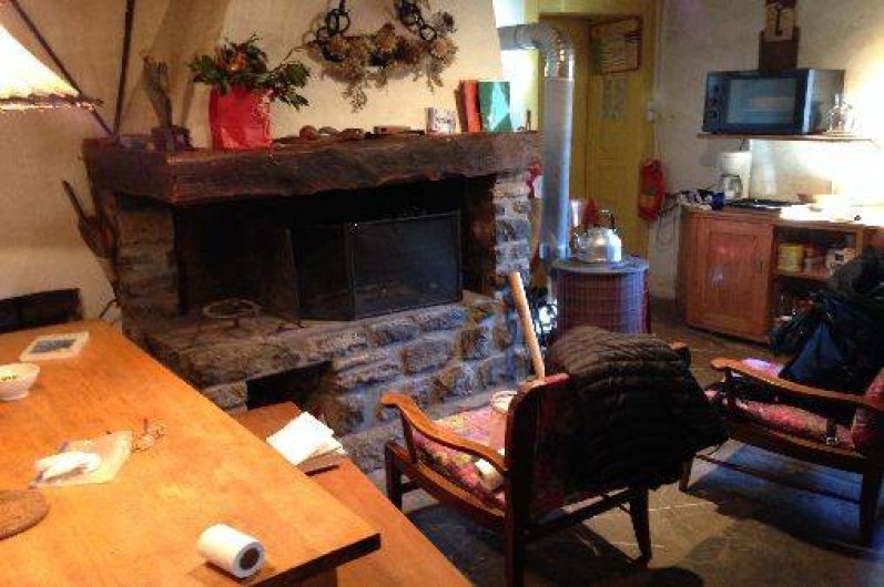 Location de vacances - Villa à Essert-Romand - le coin cheminée, salle à manger