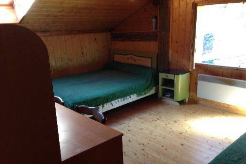 Location de vacances - Villa à Essert-Romand - une des grandes chambres de l'étage