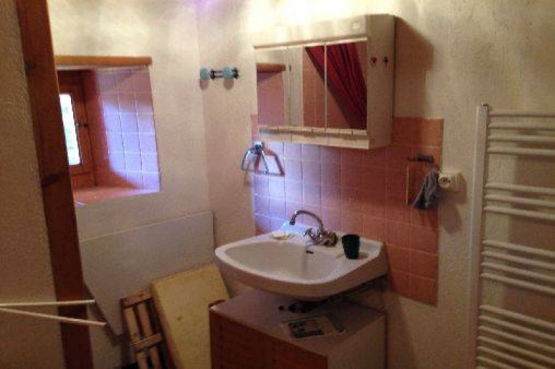 Location de vacances - Villa à Essert-Romand - La salle d'eau du bas