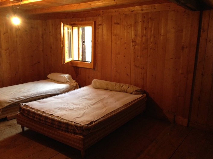 Location de vacances - Villa à Essert-Romand - la 2è grande chambre du haut.