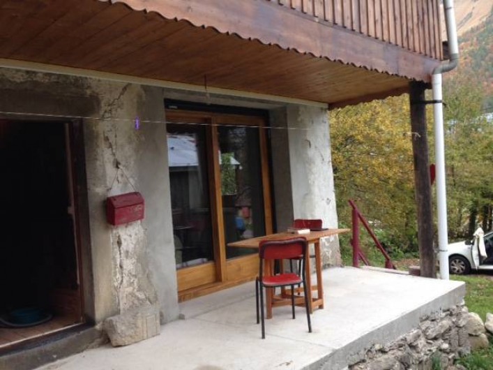 Location de vacances - Villa à Essert-Romand - la nouvelle terrasse avec porte fenêtre
