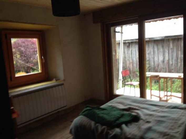 Location de vacances - Villa à Essert-Romand - la chambre du bas avec ouverture sur la terrasse