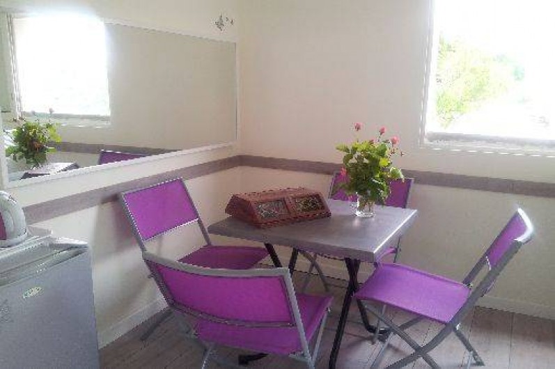 Location de vacances - Chambre d'hôtes à Cuttoli-Corticchiato - petit salon avec frigo, bouilloire, TV WI-FI sur tout l'étage