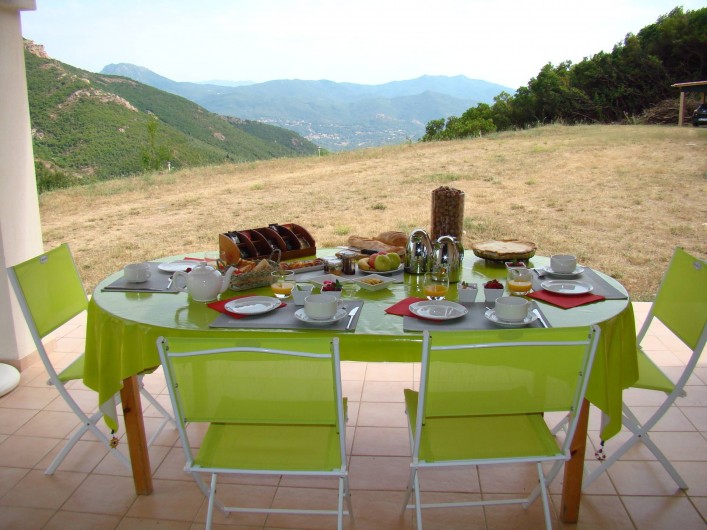 Location de vacances - Chambre d'hôtes à Cuttoli-Corticchiato - le petit déjeuner  vue sur la vallée du Prunelli