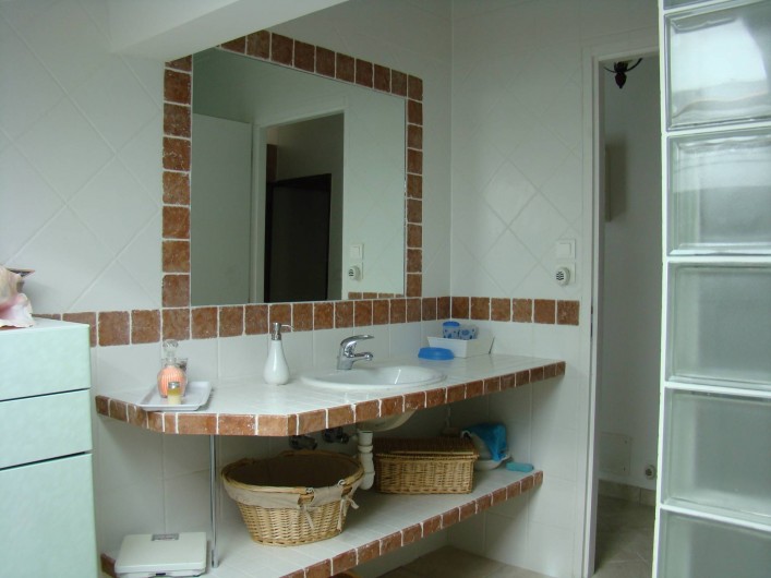 Location de vacances - Chambre d'hôtes à Cuttoli-Corticchiato - salle d'eau avec douche à l'italienne