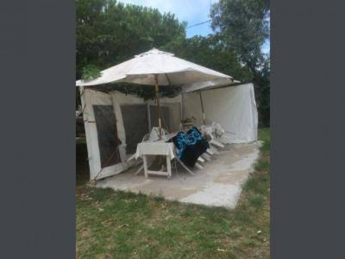 Location de vacances - Appartement à Frontignan - TERRASSE PROTEGEE SOUS PINS SYLVESTRES