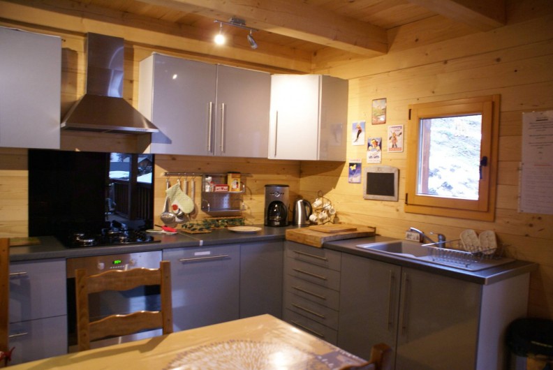 Location de vacances - Chalet à Saint-Paul-sur-Ubaye - cuisine aménagée (LE MELEZE) coté droit du chalet