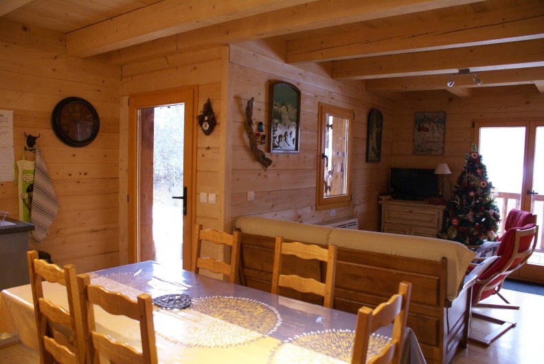 Location de vacances - Chalet à Saint-Paul-sur-Ubaye - espace cuisine suivie du salon