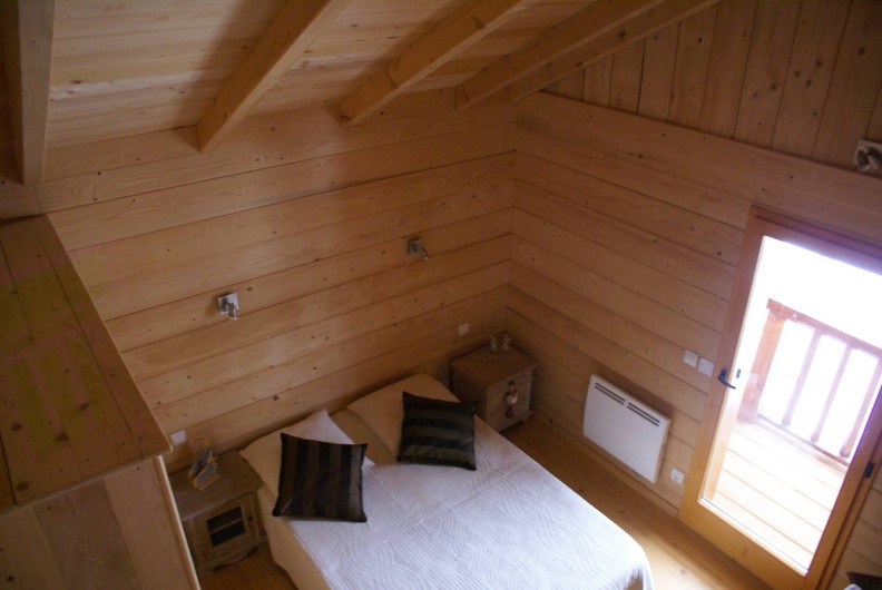 Location de vacances - Chalet à Saint-Paul-sur-Ubaye - chambre donnant sur le balcon  1 lit de 140/190