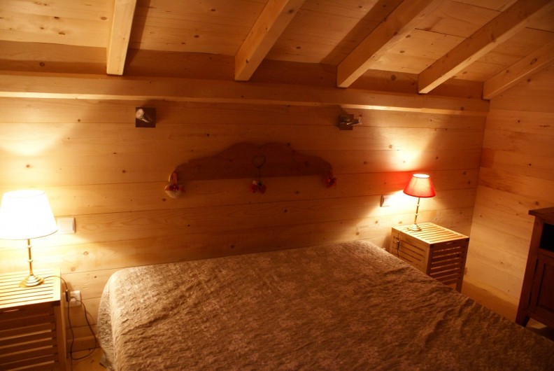 Location de vacances - Chalet à Saint-Paul-sur-Ubaye - chambre donnant sur l'arrière du chalet  1 lit de 160/200