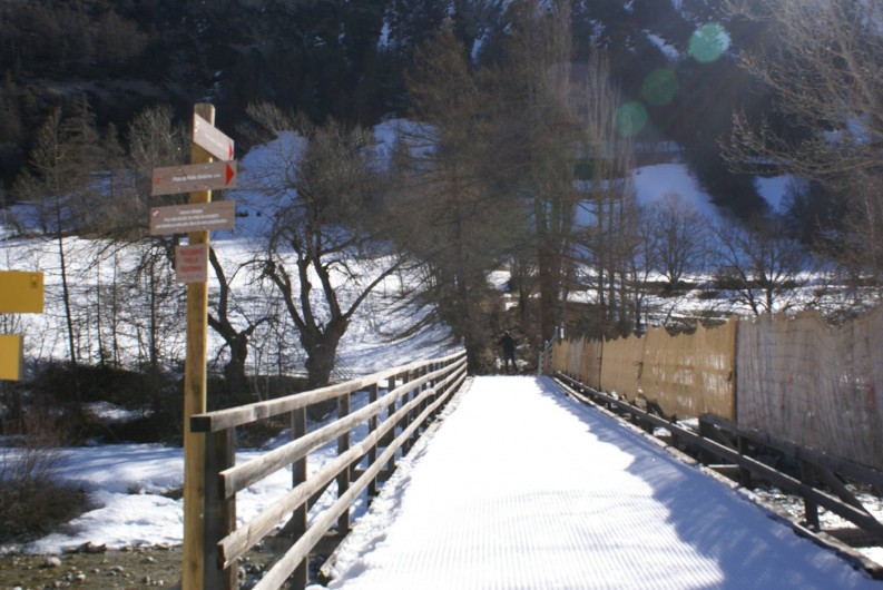 Location de vacances - Chalet à Saint-Paul-sur-Ubaye - traversée de L'UBAYE