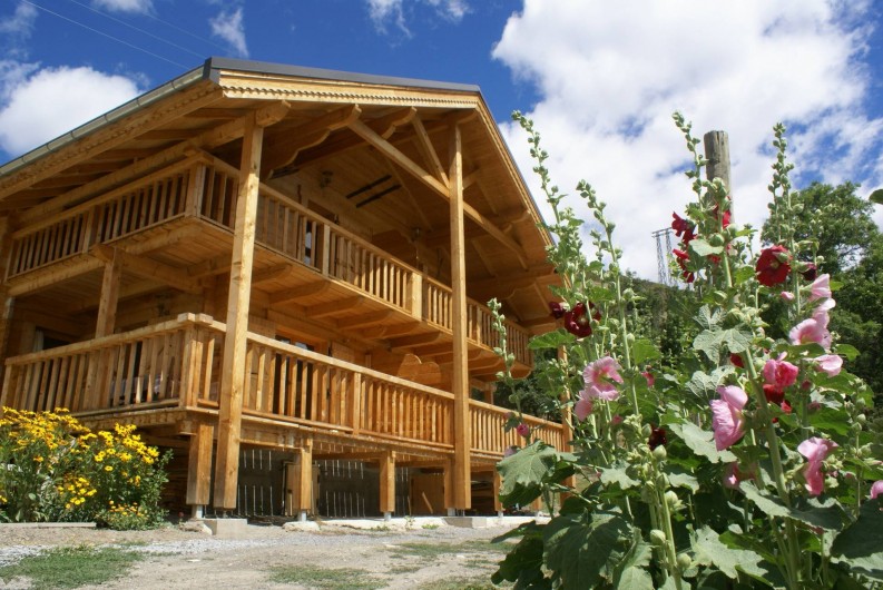 Location de vacances - Chalet à Saint-Paul-sur-Ubaye - chalet au printemps