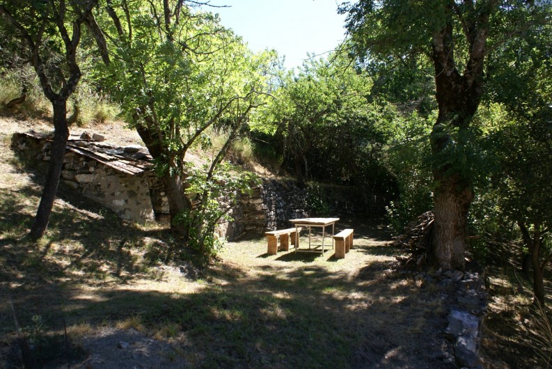 Location de vacances - Chalet à Saint-Paul-sur-Ubaye - table et banc  (espace petit bois )
