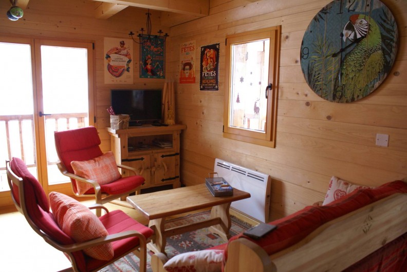 Location de vacances - Chalet à Saint-Paul-sur-Ubaye - espace salon , un canapé et deux fauteuils , téléviseur , table basse.