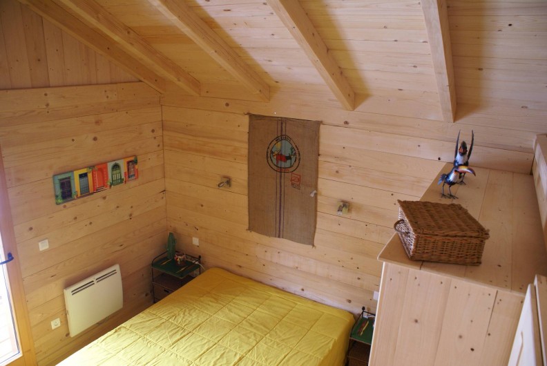 Location de vacances - Chalet à Saint-Paul-sur-Ubaye - chambre donnant sur le devant du chalet avec 1 lit de 160/200